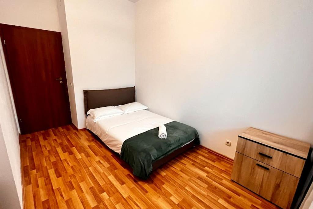 Otopeni Airport Apartment With Private Garden Zewnętrze zdjęcie
