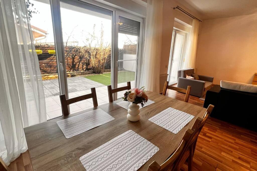 Otopeni Airport Apartment With Private Garden Zewnętrze zdjęcie
