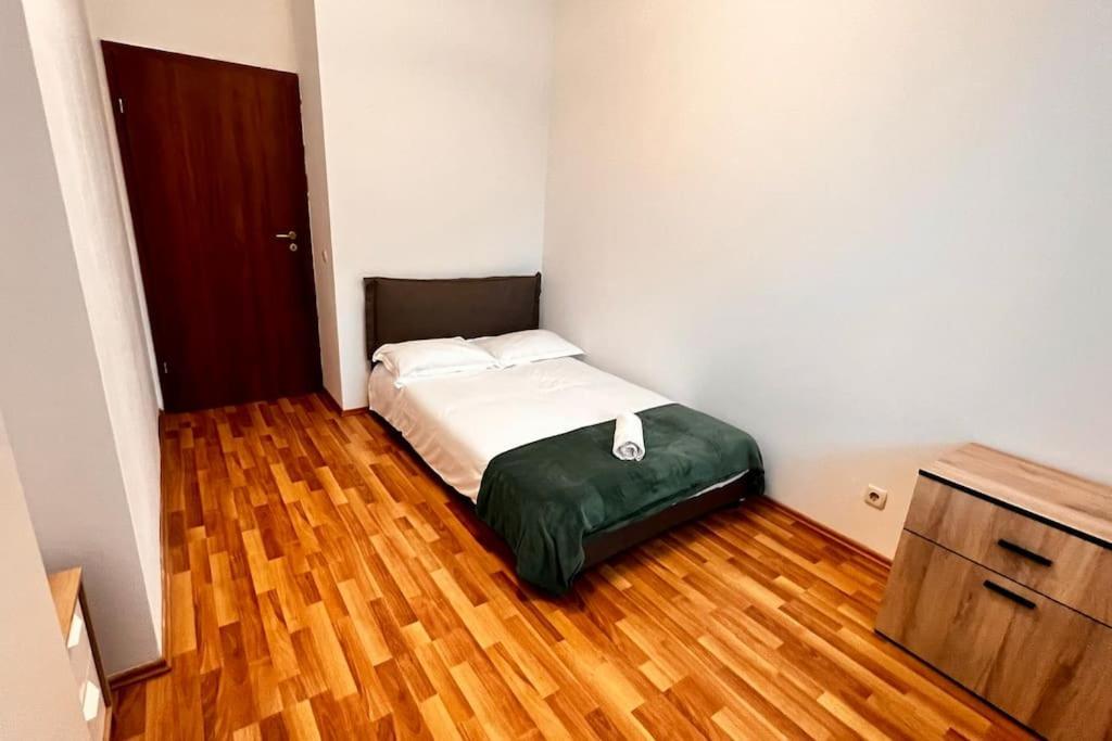 Otopeni Airport Apartment With Private Garden Zewnętrze zdjęcie